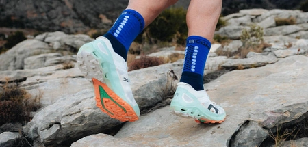 pol_pm_COMPRESSPORT-Skarpetki-do-biegania-trailowe-PRORACING-SOCKS-V4-TRAIL-dazz-blue-blues-6847_11.jpg