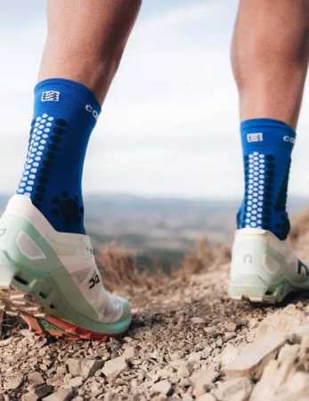 pol_pm_COMPRESSPORT-Skarpetki-do-biegania-trailowe-PRORACING-SOCKS-V4-TRAIL-dazz-blue-blues-6847_13.jpg