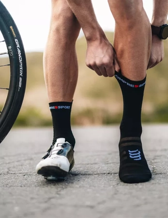 Compressport-Skarpetki-rowerowe-Proracing-V4-Ultralight-bike-black-white_3.jpg
