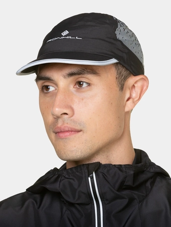 Ronhill-Czapka-biegowa-z-daszkiem-Reflect-cap-black-reflect_3.jpg