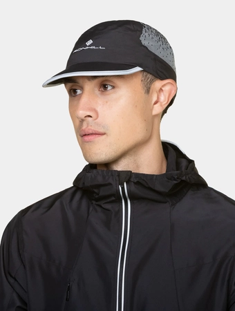 Ronhill-Czapka-biegowa-z-daszkiem-Reflect-cap-black-reflect_4.jpg