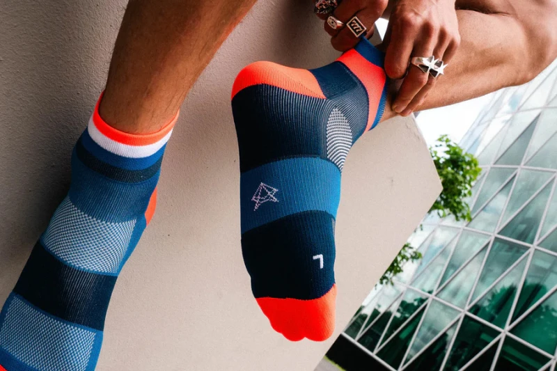 Incylence-Skarpetki-biegowe-Running-short-bands-tricolor_3.jpg