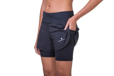 pol_pm_RONHILL-Spodenki-do-biegania-damskie-TECH-4-5-TWIN-SHORT-all-black-7197_10.jpg