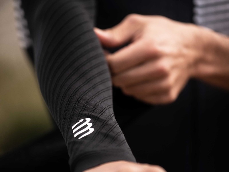 Rękawki kompresyjne Compressport Ultralight czarne.jpg