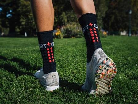 Compressport-Pro-racing-winter-3d-dots-black-re.jpg