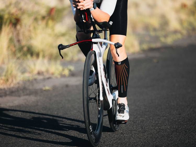 COMPRESSPORT Opaski kompresyjne na łydki R2 AERO czarnybiały 20240320 (3).jpg