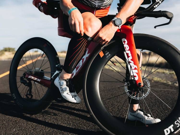 COMPRESSPORT Opaski kompresyjne na łydki R2 AERO czarnybiały 20240320 (4).jpg