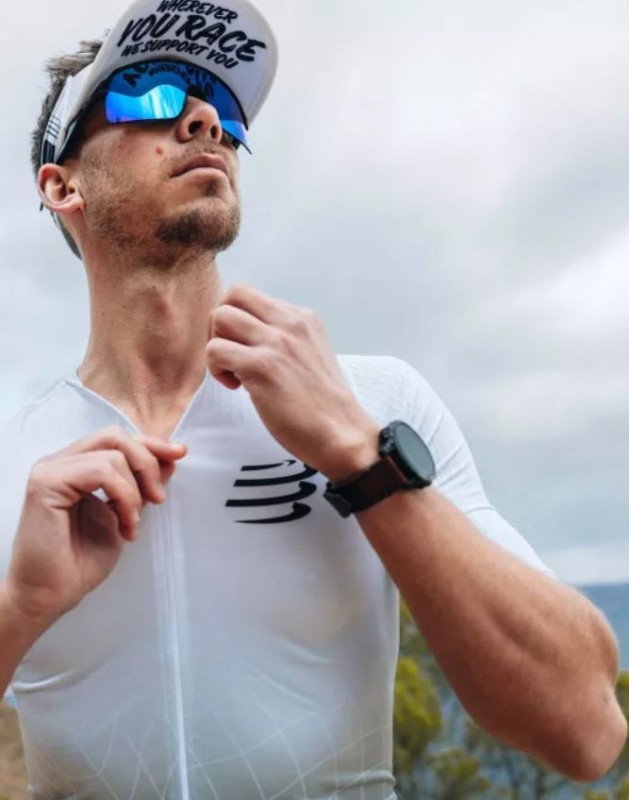 Daszek Compressport Ultralight Visor biało-czarny  (4).JPG